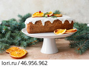 Десертный стенд с вкусным рождественским штолленом с еловыми ветками на столе. Стоковое фото, фотограф Pixel_shot / Фотобанк Лори