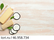 Многоразовые ватные диски, мочалка и бутылка с гелем для душа на светлом деревянном фоне. Стоковое фото, фотограф Pixel_shot / Фотобанк Лори