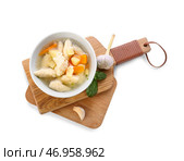 Деревянные доски с тарелкой вкусного супа с клецками на белом фоне. Стоковое фото, фотограф Pixel_shot / Фотобанк Лори
