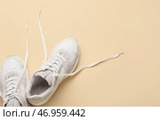 Спортивная обувь с развязанными шнурками на цветном фоне, крупным планом. Стоковое фото, фотограф Pixel_shot / Фотобанк Лори