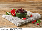 Чаша вкусного брусничного варенья и свежих ягод на деревянном фоне. Стоковое фото, фотограф Pixel_shot / Фотобанк Лори