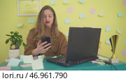 Blonde Woman Shaking Head in Disapproval Phone in Hand, Yellow Background. Стоковое видео, видеограф Mihail Mihaylov / Фотобанк Лори
