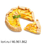 Вкусная персиковая галета на белом фоне. Стоковое фото, фотограф Pixel_shot / Фотобанк Лори