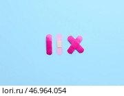 Розовые медицинские пластыри на цветном фоне. Стоковое фото, фотограф Pixel_shot / Фотобанк Лори
