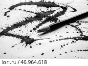 Чернильные пятна и кисть для каллиграфии на белой бумаге. Стоковое фото, фотограф Pixel_shot / Фотобанк Лори