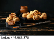 Вкусное печенье в форме грецкого ореха со сгущенкой на столе. Стоковое фото, фотограф Pixel_shot / Фотобанк Лори