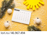 Календарь с датой зимнего солнцестояния и украшениями на цветном фоне. Стоковое фото, фотограф Pixel_shot / Фотобанк Лори