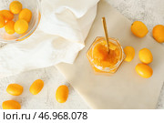 Банка вкусного варенья из кумквата и свежих фруктов на светлом фоне. Стоковое фото, фотограф Pixel_shot / Фотобанк Лори