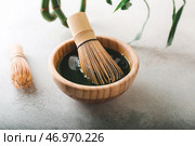 Чаша с чаем матча и чассенами на светлом фоне. Стоковое фото, фотограф Pixel_shot / Фотобанк Лори