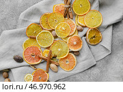 Сушеные цитрусовые и специи на сером фоне. Стоковое фото, фотограф Pixel_shot / Фотобанк Лори