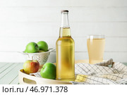 Бутылка и стакан с яблочным сидром на столе. Стоковое фото, фотограф Pixel_shot / Фотобанк Лори