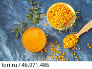 Стакан здорового облепихового сока на цветном фоне. Стоковое фото, фотограф Pixel_shot / Фотобанк Лори
