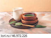 Чаша с чаем матча, молоком и порошком на столе. Стоковое фото, фотограф Pixel_shot / Фотобанк Лори