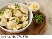 Миска с вкусными пельменями на гранж-фоне. Стоковое фото, фотограф Pixel_shot / Фотобанк Лори