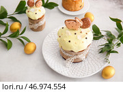Вкусные пасхальные куличи, украшенные печеньем и крашеными яйцами на светлом фоне. Стоковое фото, фотограф Pixel_shot / Фотобанк Лори