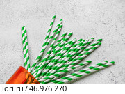 Стакан со стильными соломинками для напитков на фоне гранж. Стоковое фото, фотограф Pixel_shot / Фотобанк Лори