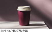 Front view of Magenta coffee paper cup. Mockup with lid. Set of craft maroon paper cup for hot tea on beige background. Zero waste, plastic free concept. Disposable Recycled cup. Coffee to go mock-up. Стоковое AI-видео, аниматор Марина Демидюк / Фотобанк Лори