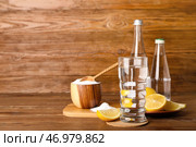 Стакан воды, спелые лимоны и пищевая сода на деревянном фоне. Стоковое фото, фотограф Pixel_shot / Фотобанк Лори