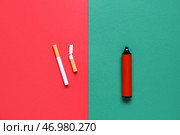 Одноразовые электронные сигары и сигареты на цветном фоне. Стоковое фото, фотограф Pixel_shot / Фотобанк Лори
