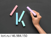 Женщина с разноцветными мелками на доске, вид сверху. Стоковое фото, фотограф Pixel_shot / Фотобанк Лори