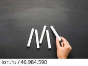 Женщина с белыми мелками на доске, вид сверху. Стоковое фото, фотограф Pixel_shot / Фотобанк Лори