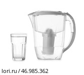 Кувшин с фильтром для воды со стеклом на белом фоне. Стоковое фото, фотограф Pixel_shot / Фотобанк Лори