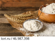 Сито и миска с пшеничной мукой на деревянном фоне. Стоковое фото, фотограф Pixel_shot / Фотобанк Лори