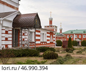 Николо-Пешношский монастырь с Никольским собором и кованым навесом над крыльцом. Зеленые насаждения, ландшафтный дизайн. Стоковое фото, фотограф Сергей Никифоров-Гордеев / Фотобанк Лори