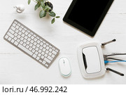 Современный Wi-Fi маршрутизатор с клавиатурой и планшетным компьютером на белом деревянном фоне. Стоковое фото, фотограф Pixel_shot / Фотобанк Лори