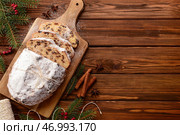 Композиция с вкусным рождественским штолленом на деревянном фоне. Стоковое фото, фотограф Pixel_shot / Фотобанк Лори