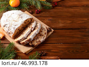 Композиция с вкусным рождественским штолленом на деревянном фоне. Стоковое фото, фотограф Pixel_shot / Фотобанк Лори