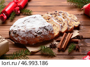 Композиция с вкусным рождественским штолленом на деревянном фоне. Стоковое фото, фотограф Pixel_shot / Фотобанк Лори