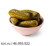 Миска с вкусными квашенными огурцами на белом фоне. Стоковое фото, фотограф Pixel_shot / Фотобанк Лори