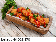Доска вкусных наггетсов с кетчупом на светлом деревянном фоне. Стоковое фото, фотограф Pixel_shot / Фотобанк Лори