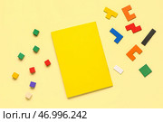 Блокнот с кубиками и блоками на желтом фоне. Концепция логики. Стоковое фото, фотограф Pixel_shot / Фотобанк Лори