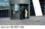 Glass rotating door, turntable entrance to the business center, time lapse. Стоковое фото, фотограф David Kashakhi / Фотобанк Лори