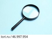 Черный увеличительное стекло на синем фоне. Стоковое фото, фотограф Pixel_shot / Фотобанк Лори