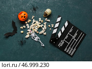 Попкорн, киношный щит и хэллоуинская декорация на зеленом гранжевом фоне. Стоковое фото, фотограф Pixel_shot / Фотобанк Лори