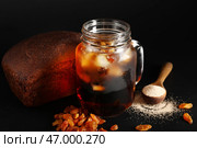 Банка с вкусным квасом, хлебом, изюмом и дрожжами на черном фоне. Стоковое фото, фотограф Pixel_shot / Фотобанк Лори