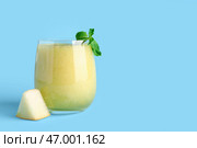 Стакан вкусного дынного смузи с мятой на голубом фоне. Стоковое фото, фотограф Pixel_shot / Фотобанк Лори