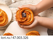 Женщина с вкусными круффинами на белом деревянном фоне. Стоковое фото, фотограф Pixel_shot / Фотобанк Лори