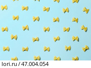 Композиция с сырыми фарфалле на голубом фоне. Стоковое фото, фотограф Pixel_shot / Фотобанк Лори