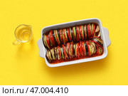 Форма для запекания вкусного рагу из овощей и масло на желтом фоне. Стоковое фото, фотограф Pixel_shot / Фотобанк Лори