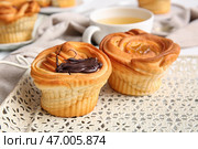 Лоток вкусных круффинов с шоколадом и вареньем на столе. Стоковое фото, фотограф Pixel_shot / Фотобанк Лори