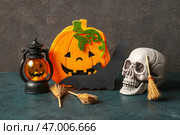 Композиция ко Хэллоуину с метлами, черепом, фонарем и тыквой на черном гранжевом фоне. Стоковое фото, фотограф Pixel_shot / Фотобанк Лори