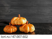 Вкусные булочки, имеющие форму тыквы, на столе. Стоковое фото, фотограф Pixel_shot / Фотобанк Лори