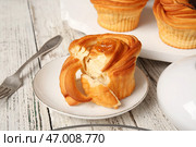 Тарелка с вкусными краффинами на белом деревянном фоне. Стоковое фото, фотограф Pixel_shot / Фотобанк Лори