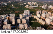 Aerial view of a city with many woman. Стоковое фото, фотограф David Kashakhi / Фотобанк Лори