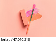 Кисть для макияжа, розовый глиттер и образцы помады на цветном фоне. Стоковое фото, фотограф Pixel_shot / Фотобанк Лори