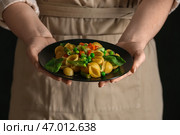 Женщина с вкусным паста примавера на черном фоне. Стоковое фото, фотограф Pixel_shot / Фотобанк Лори